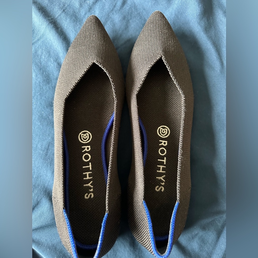 EUC Black point 9.5 Rothy’s perfect for any occasion